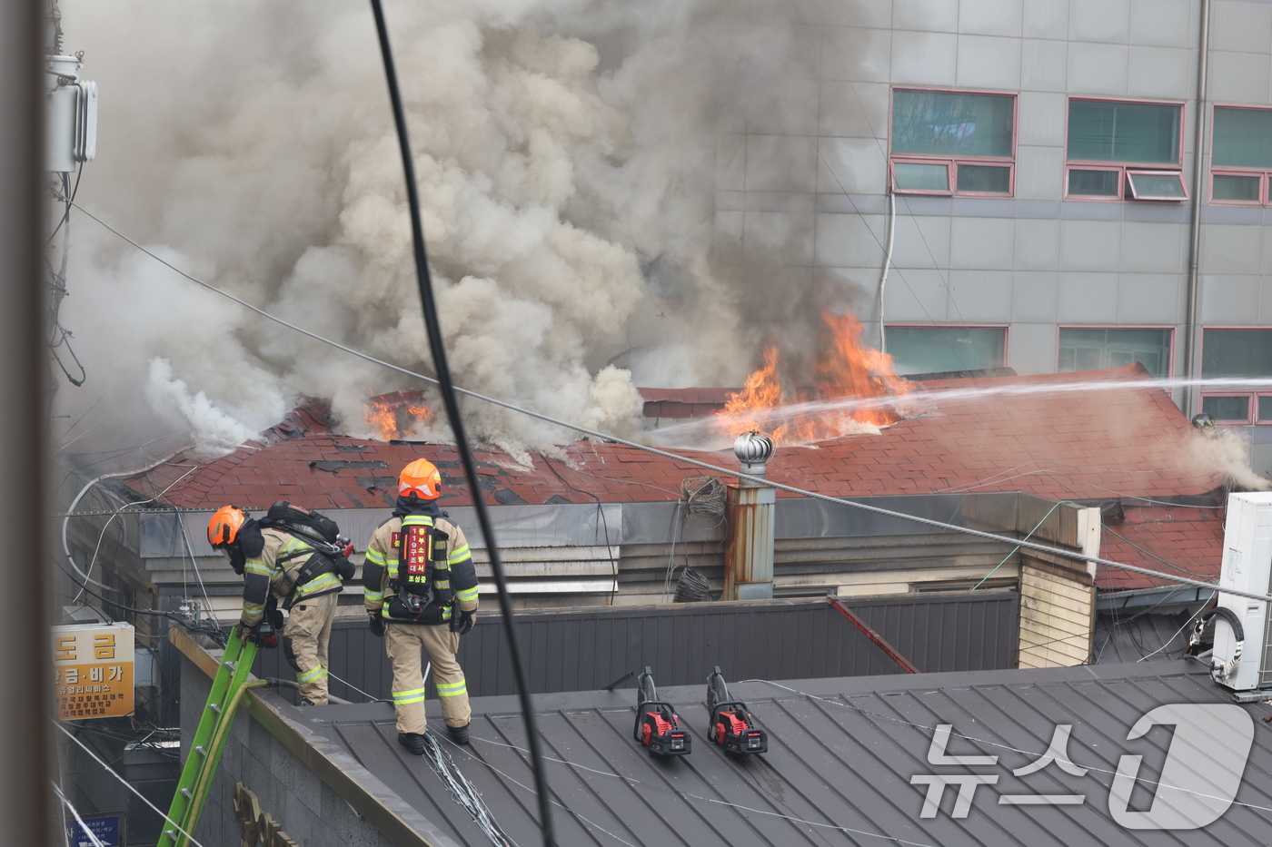(서울=뉴스1) 박지혜 기자 = 5일 오후 서울 종로구 봉익동 건물에서 화재가 발생해 소방대원들이 화재를 진압하고 있다. 이번 화재로 5명이 대피했다. 2025.3.5/뉴스1