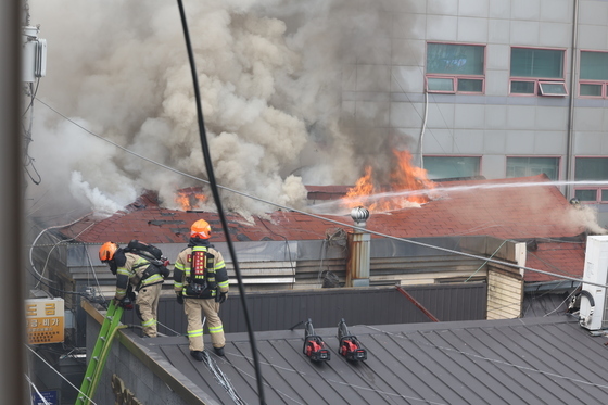 종묘 인근 건물 화재 발생, 5명 대피