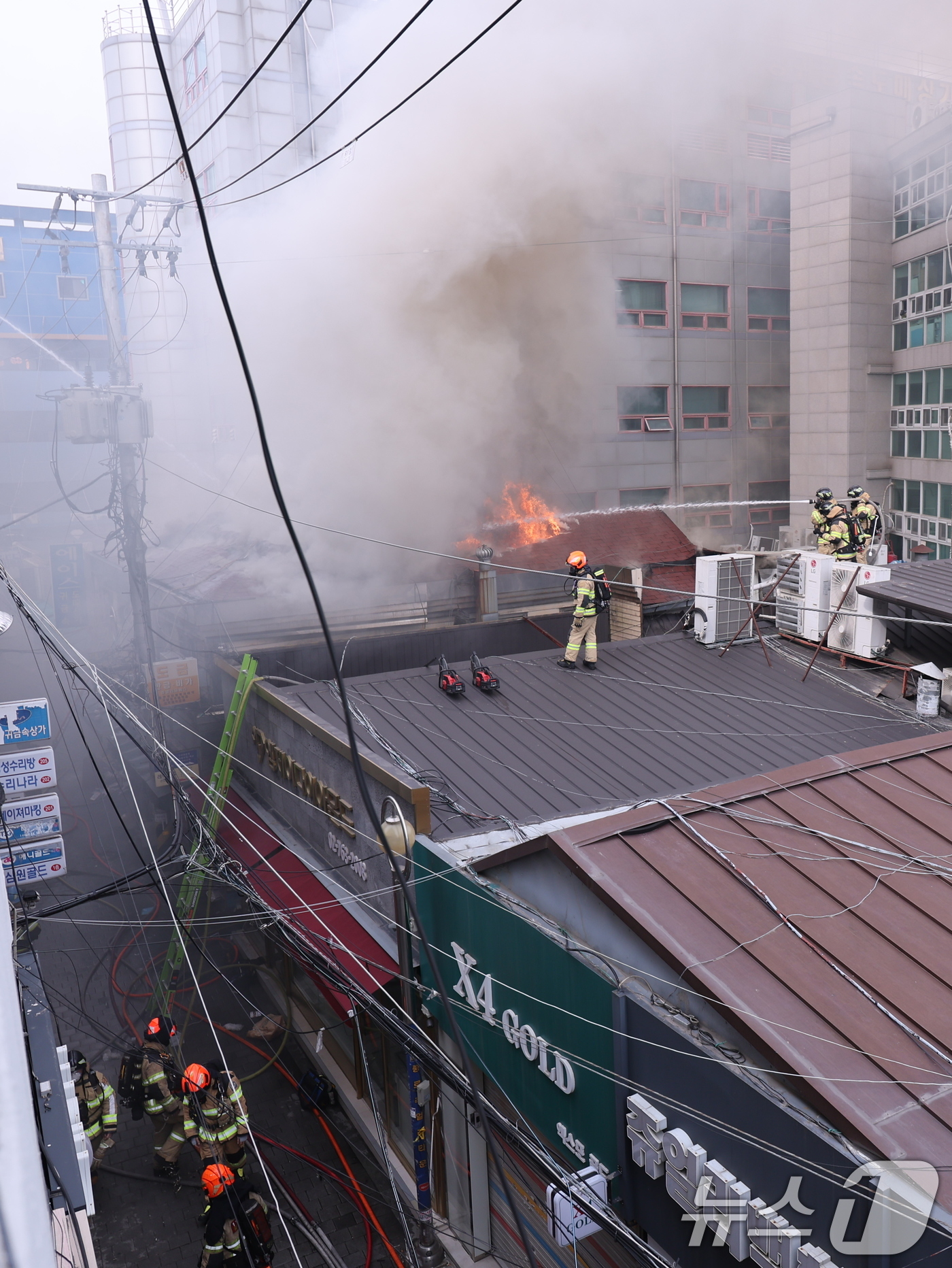 (서울=뉴스1) 박지혜 기자 = 5일 오후 서울 종로구 봉익동 건물에서 화재가 발생해 소방대원들이 화재를 진압하고 있다. 이번 화재로 5명이 대피했다. 2025.3.5/뉴스1