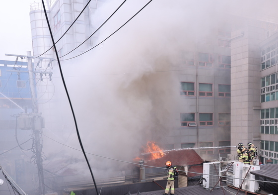종묘 인근 건물 화재 진압하는 소방