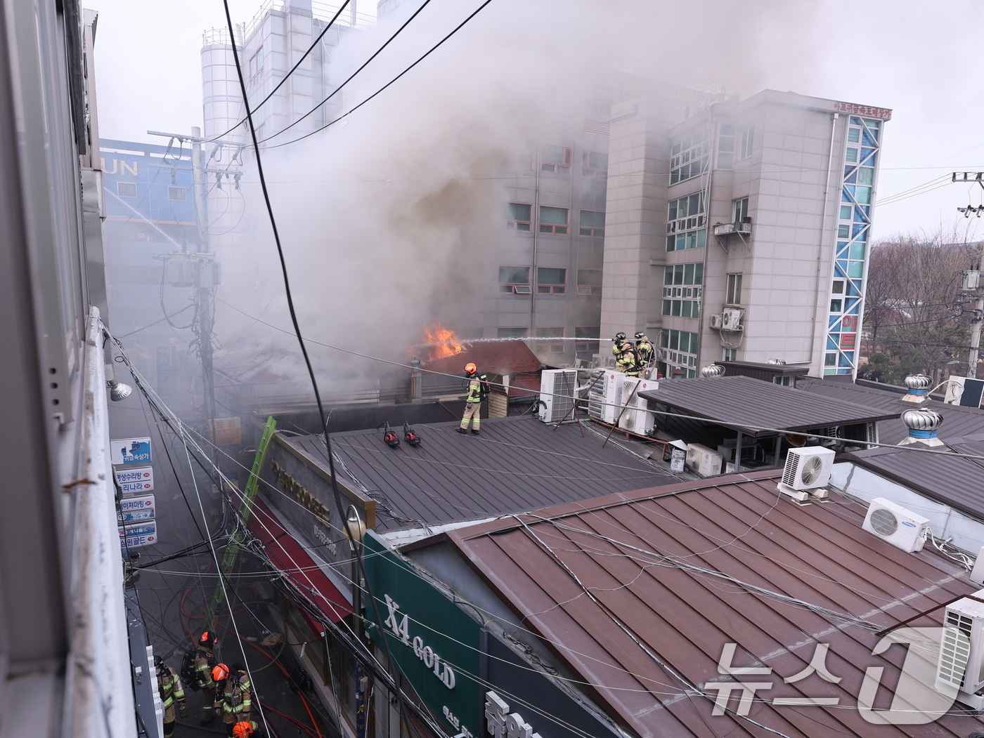 (서울=뉴스1) 박지혜 기자 = 5일 오후 서울 종로구 봉익동 건물에서 화재가 발생해 소방대원들이 화재를 진압하고 있다. 이번 화재로 5명이 대피했다. 2025.3.5/뉴스1