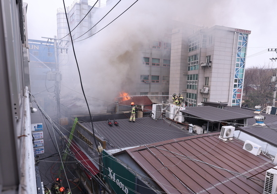 봉익동 건물 화재 진압하는 소방대원들