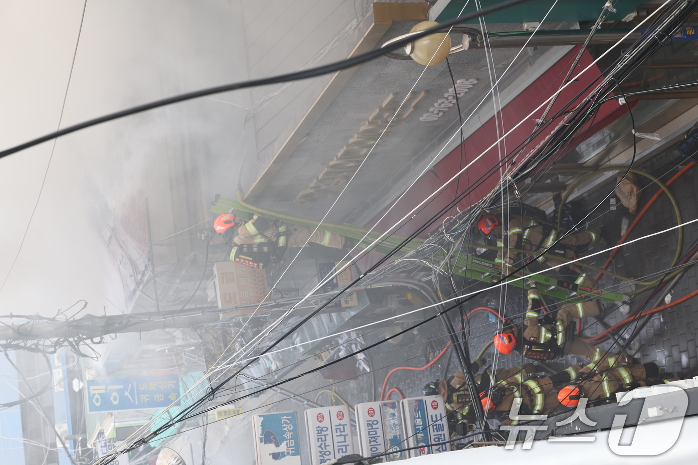 (서울=뉴스1) 박지혜 기자 = 5일 오후 서울 종로구 봉익동 건물에서 화재가 발생해 소방대원들이 화재를 진압하고 있다. 이번 화재로 5명이 대피했다. 2025.3.5/뉴스1