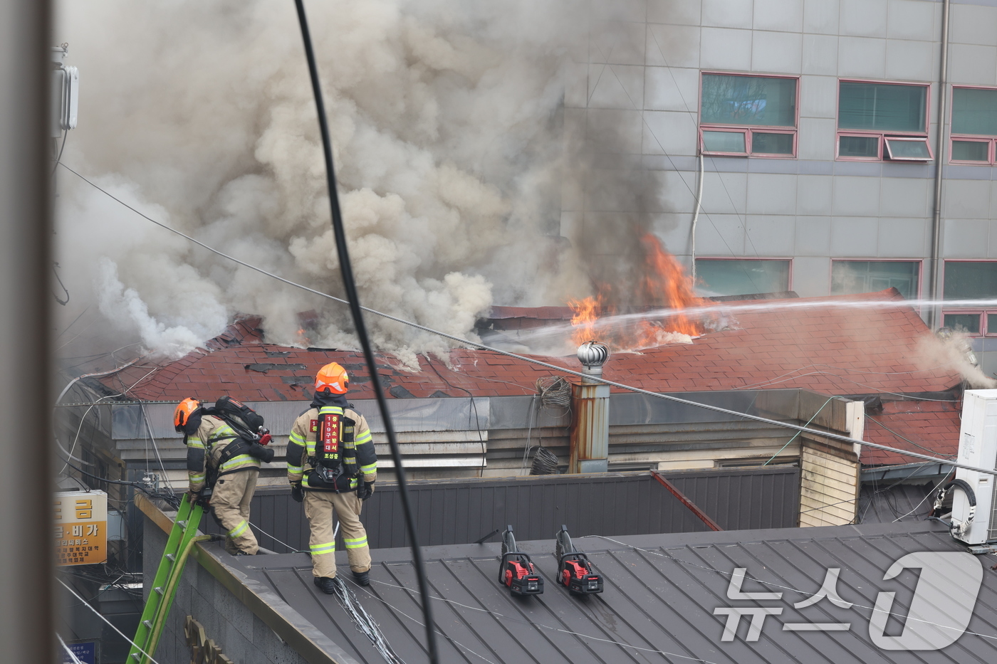 (서울=뉴스1) 박지혜 기자 = 5일 오후 서울 종로구 봉익동 건물에서 화재가 발생해 소방대원들이 화재를 진압하고 있다. 이번 화재로 5명이 대피했다. 2025.3.5/뉴스1