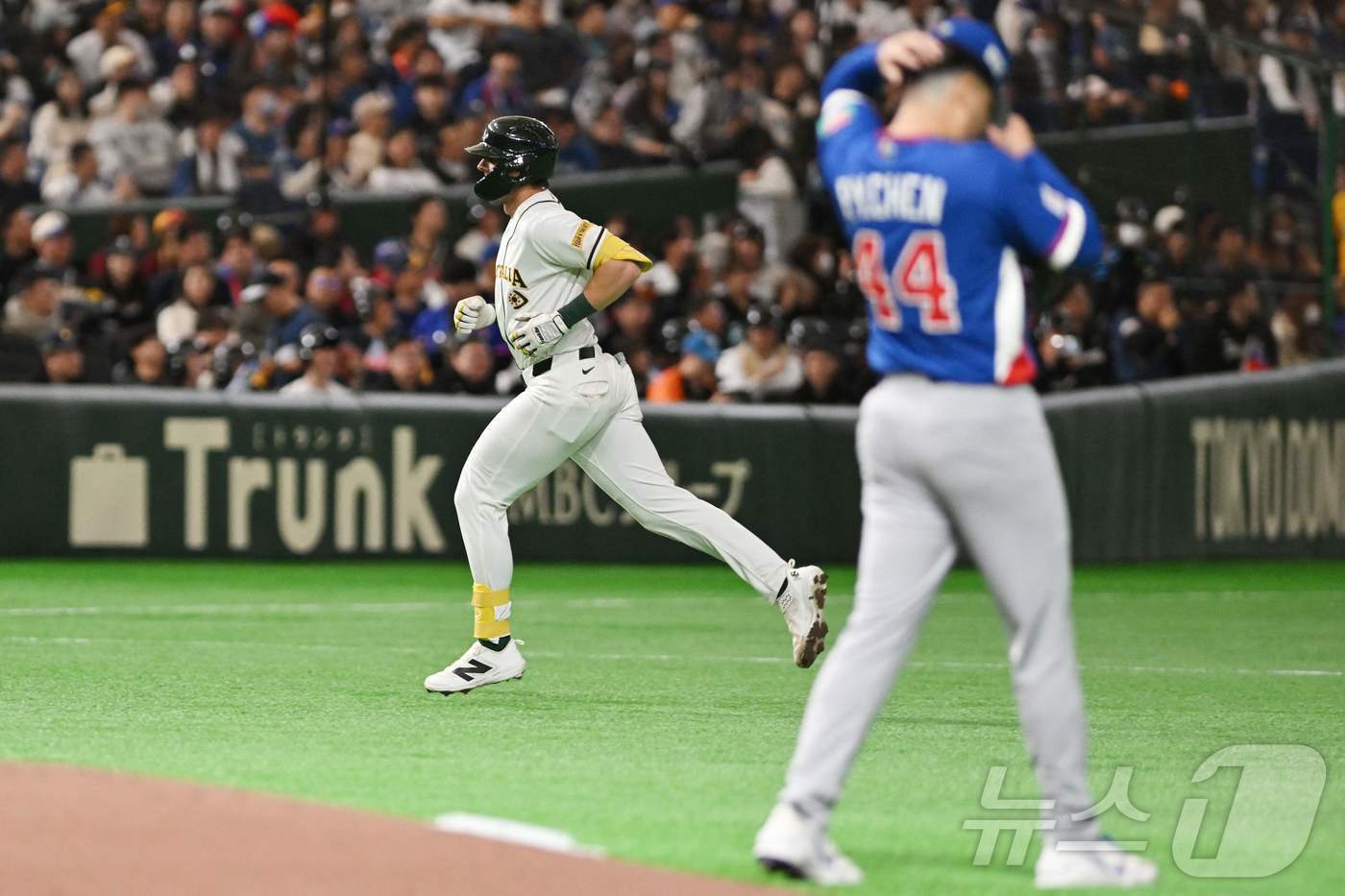 본문 이미지 - 호주 야구대표팀은 5일 일본 도쿄돔에서 열린 2026 WBC 대만전에 3-0으로 이겼다. ⓒ AFP=뉴스1