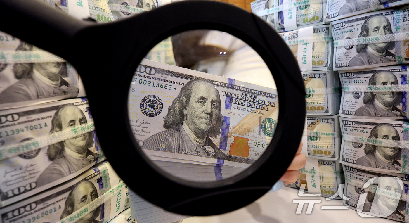 (서울=뉴스1) 이호윤 기자 = 외국환평형기금채권(외평채) 발행에 따른 외화 유입과 자산 운용 수익 영향으로 지난달 외환보유액이 석 달 만에 증가한 가운데 5일 서울 중구 하나은행 …