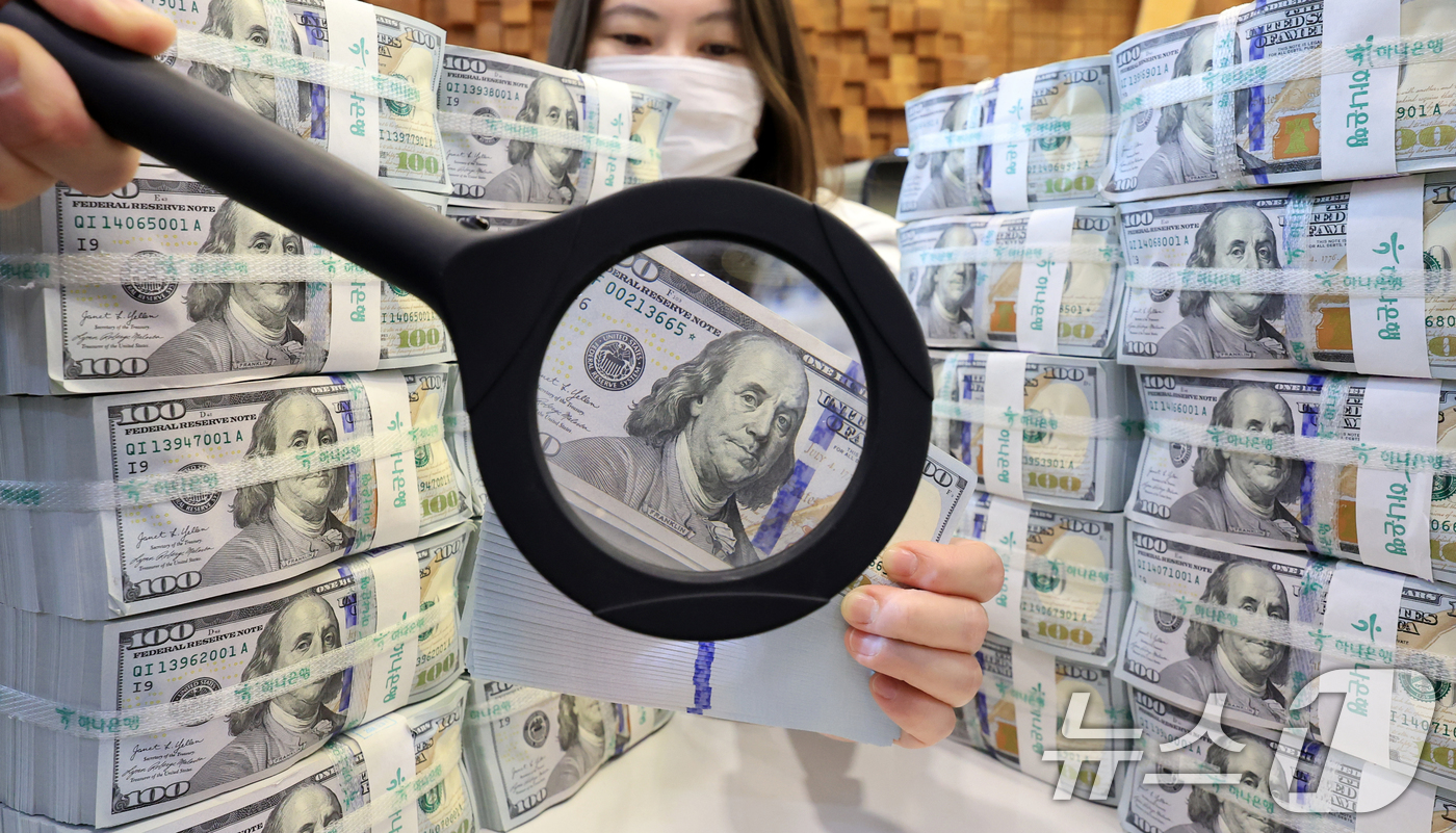 (서울=뉴스1) 이호윤 기자 = 외국환평형기금채권(외평채) 발행에 따른 외화 유입과 자산 운용 수익 영향으로 지난달 외환보유액이 석 달 만에 증가한 가운데 5일 서울 중구 하나은행 …