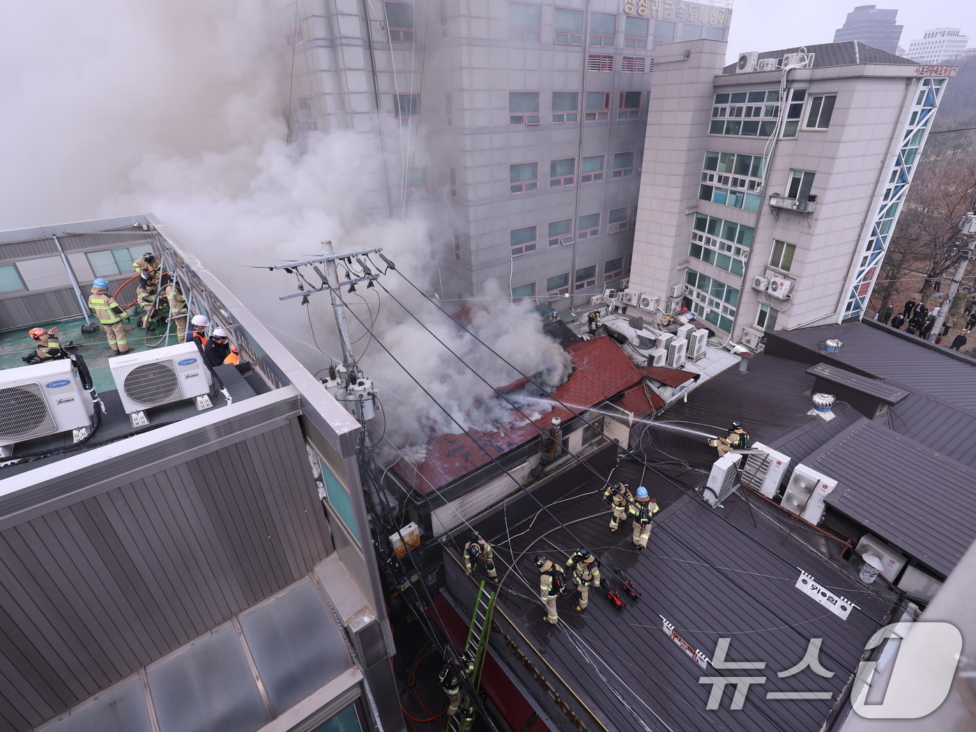 (서울=뉴스1) 박지혜 기자 = 5일 오후 서울 종로구 봉익동 건물에서 화재가 발생해 소방대원들이 화재를 진압하고 있다. 이번 화재로 5명이 대피했다. 2025.3.5/뉴스1