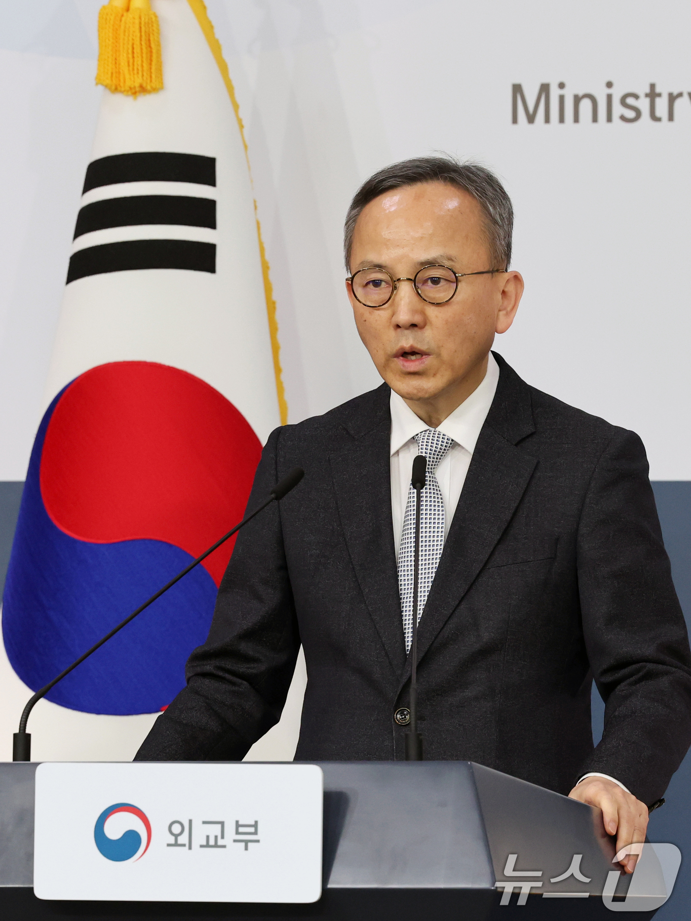 (서울=뉴스1) 황기선 기자 = 박일 외교부 대변인이 5일 오후 서울 종로구 정부서울청사에서 중동 상황 및 재외국민보호 관련 브리핑을 하고 있다.  2026.3.5/뉴스1