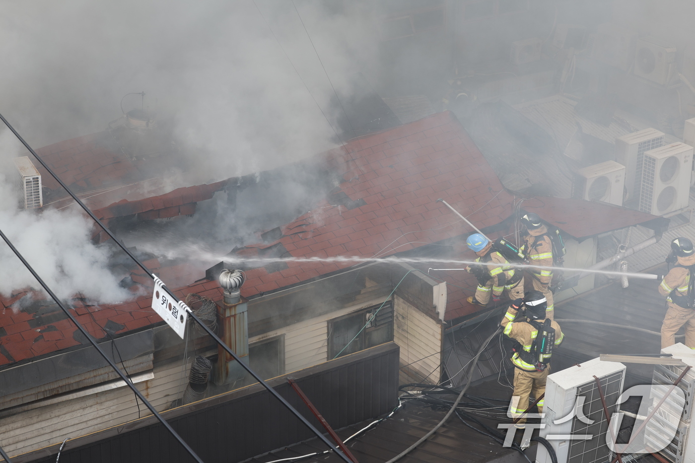 (서울=뉴스1) 박지혜 기자 = 5일 오후 서울 종로구 봉익동 건물에서 화재가 발생해 소방대원들이 화재를 진압하고 있다. 이번 화재로 5명이 대피했다. 2025.3.5/뉴스1