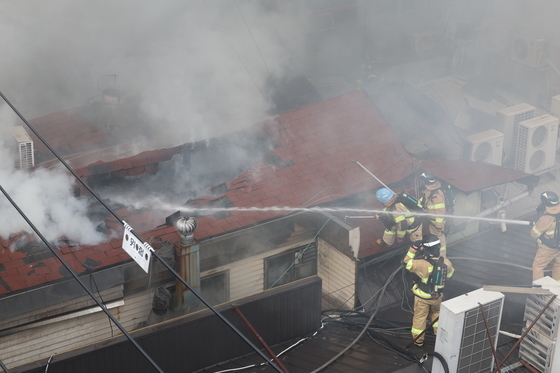봉익동 화재 현장에 피어오르는 연기