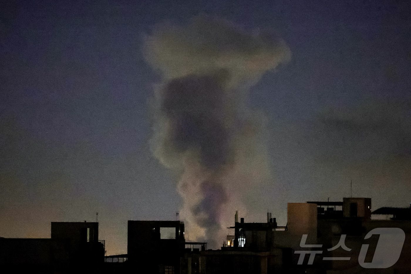 (테헤란 AFP=뉴스1) 김경민 기자 = 4일(현지시간) 공습 당한 이란 테헤란에서 검은 연기가 치솟고 있다. 2026.3.4ⓒ AFP=뉴스1