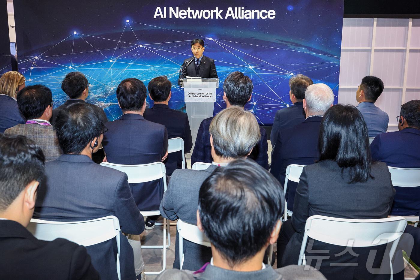 (서울=뉴스1) = KT가 한국형 AI 네트워크 협력체 ‘AINA﻿'의 첫 대표 의장사로 활동한다고 5일 밝혔다. 사진은 서창석 KT 네트워크부문장이 4일(현지시간) MWC26 K …