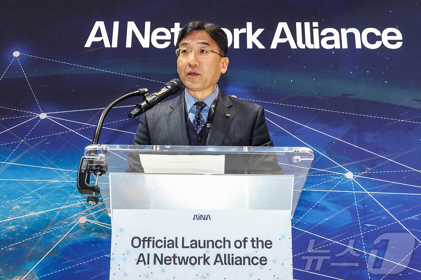 (서울=뉴스1) = KT가 한국형 AI 네트워크 협력체 ‘AINA﻿'의 첫 대표 의장사로 활동한다고 5일 밝혔다. 사진은 서창석 KT 네트워크부문장이 4일(현지시간) MWC26 K …