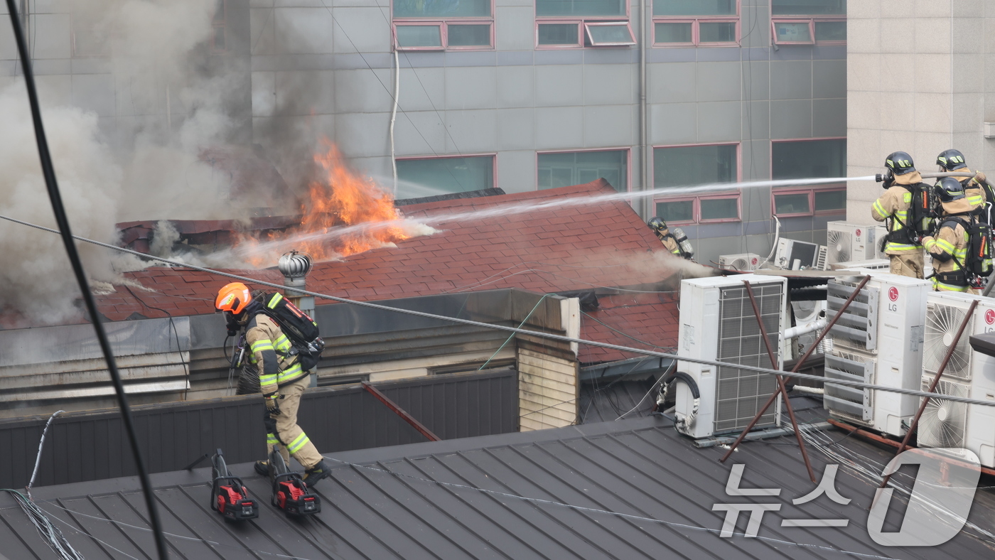 (서울=뉴스1) 박지혜 기자 = 5일 오후 서울 종로구 봉익동 건물에서 화재가 발생해 소방대원들이 화재를 진압하고 있다. 이번 화재로 5명이 대피했다. 2025.3.5/뉴스1