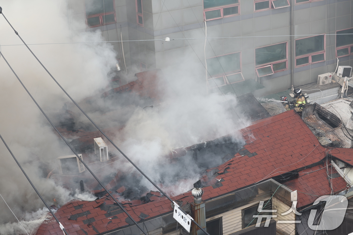 (서울=뉴스1) 박지혜 기자 = 5일 오후 서울 종로구 봉익동 건물에서 화재가 발생해 소방대원들이 화재를 진압하고 있다. 이번 화재로 5명이 대피했다. 2025.3.5/뉴스1