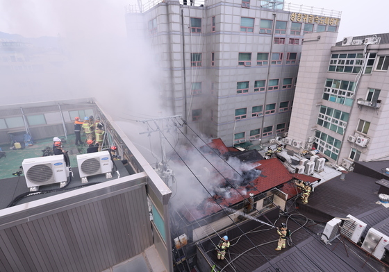 연기 피어오르는 봉익동 화재 현장