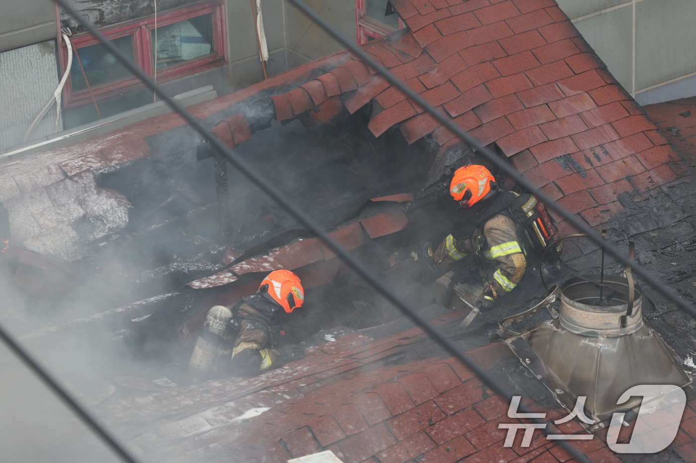 (서울=뉴스1) 박지혜 기자 = 5일 오후 서울 종로구 봉익동 건물에서 화재가 발생해 소방대원들이 화재를 진압하고 있다. 이번 화재로 5명이 대피했다. 2025.3.5/뉴스1