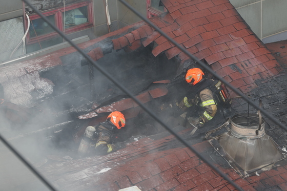 봉익동 건물 화재 진압하는 소방대원들