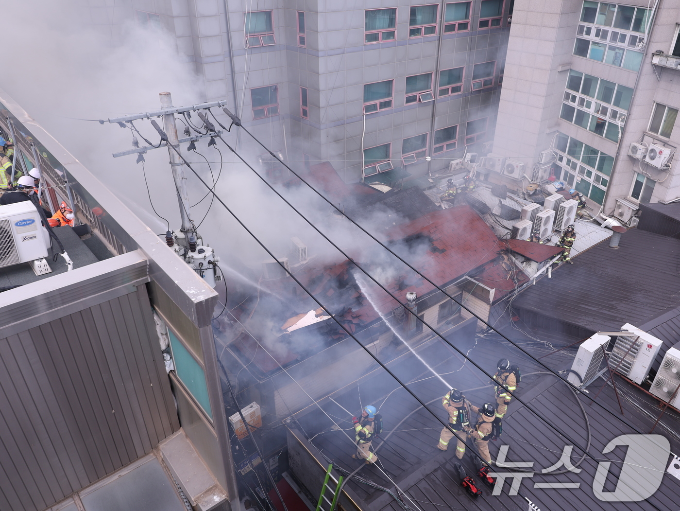 (서울=뉴스1) 박지혜 기자 = 5일 오후 서울 종로구 봉익동 건물에서 화재가 발생해 소방대원들이 화재를 진압하고 있다. 이번 화재로 5명이 대피했다. 2025.3.5/뉴스1