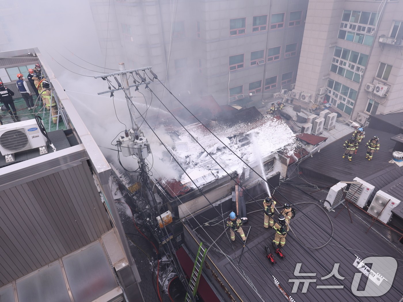(서울=뉴스1) 박지혜 기자 = 5일 오후 서울 종로구 봉익동 건물에서 화재가 발생해 소방대원들이 화재를 진압하고 있다. 이번 화재로 5명이 대피했다. 2026.3.5/뉴스1