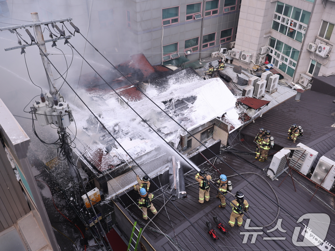 (서울=뉴스1) 박지혜 기자 = 5일 오후 서울 종로구 봉익동 건물에서 화재가 발생해 소방대원들이 화재를 진압하고 있다. 이번 화재로 5명이 대피했다. 2026.3.5/뉴스1