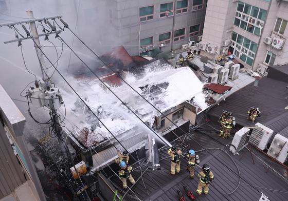 종로 귀금속거리 상가 '빵빵' 소리 후 연기…화재로 2층 전소(종합)