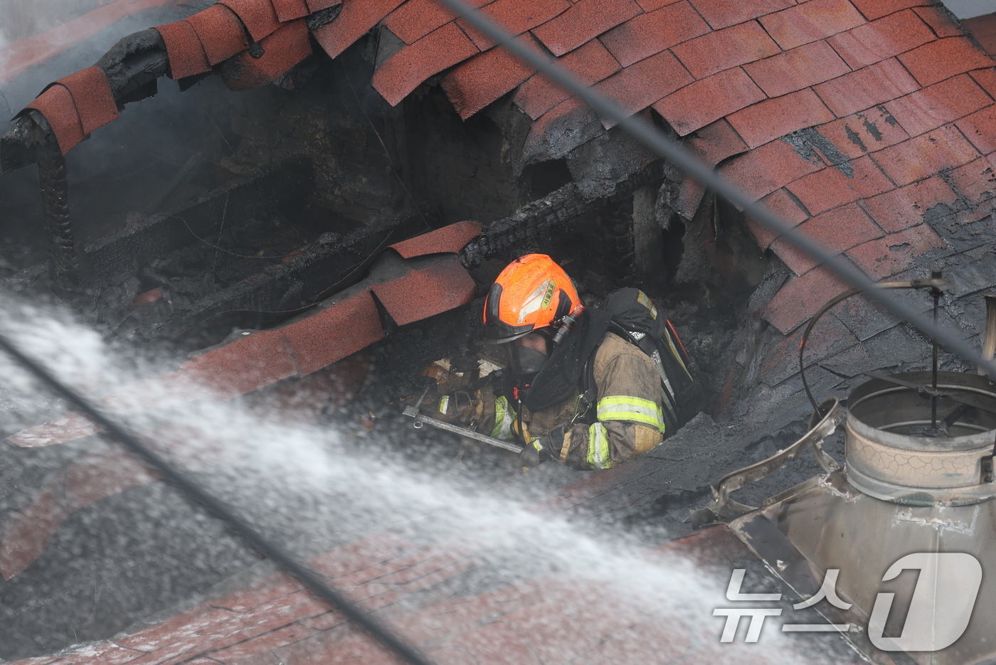 (서울=뉴스1) 박지혜 기자 = 5일 오후 서울 종로구 봉익동 건물에서 화재가 발생해 소방대원들이 화재를 진압하고 있다. 이번 화재로 5명이 대피했다. 2026.3.5/뉴스1