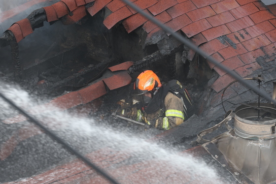 봉익동 건물 화재 진압하는 소방대원