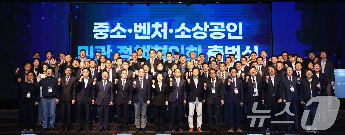 (서울=뉴스1) 최지환 기자 = 한성숙 중소벤처기업부 장관(앞줄 왼쪽 여덟번째 부터)과 이광재 공동위원장이 5일 오후 서울 영등포구 중소기업중앙회에서 열린 중소·벤처·소상공인 민관 …