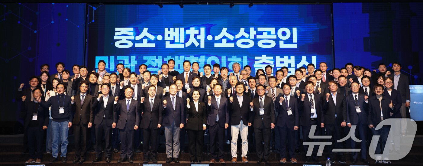 본문 이미지 - 한성숙 중소벤처기업부 장관(앞줄 왼쪽 여덟번째 부터)과 이광재 공동위원장이 5일 오후 서울 영등포구 중소기업중앙회에서 열린 중소·벤처·소상공인 민관 정책협의회 출범식에서 참석자들과 기념촬영을 하고 있다. 2026.3.5 ⓒ 뉴스1 최지환 기자