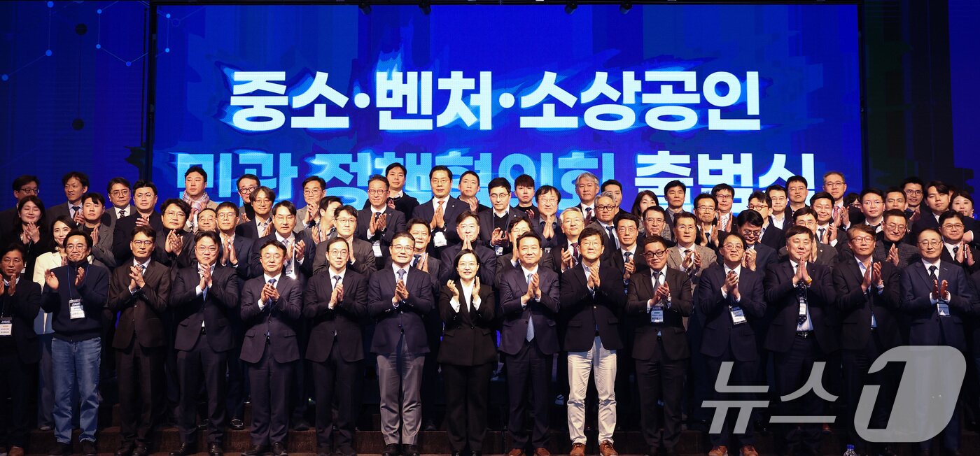 본문 이미지 - 한성숙 중소벤처기업부 장관(앞줄 왼쪽 여덟번째 부터)과 이광재 공동위원장이 5일 오후 서울 영등포구 중소기업중앙회에서 열린 중소·벤처·소상공인 민관 정책협의회 출범식에서 참석자들과 기념촬영을 하고 있다. 2026.3.5 ⓒ 뉴스1 최지환 기자