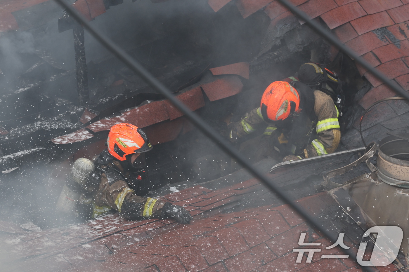 (서울=뉴스1) 박지혜 기자 = 5일 오후 서울 종로구 봉익동 건물에서 화재가 발생해 소방대원들이 화재를 진압하고 있다. 이번 화재로 5명이 대피했다. 2026.3.5/뉴스1