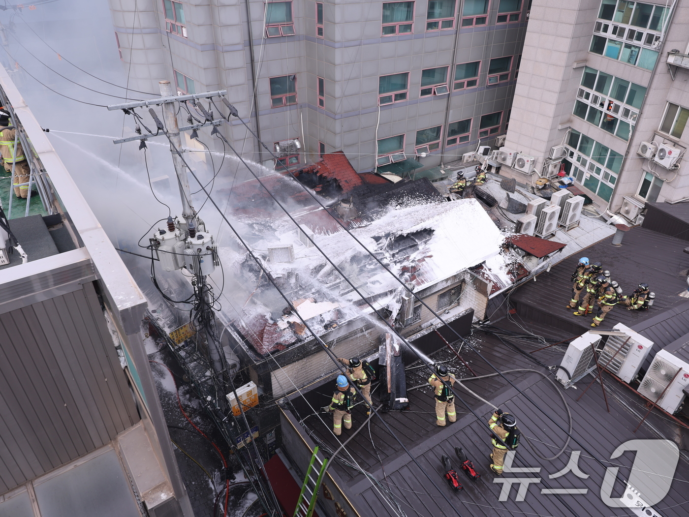 (서울=뉴스1) 박지혜 기자 = 5일 오후 서울 종로구 봉익동 건물에서 화재가 발생해 소방대원들이 화재를 진압하고 있다. 이번 화재로 5명이 대피했다. 2026.3.5/뉴스1