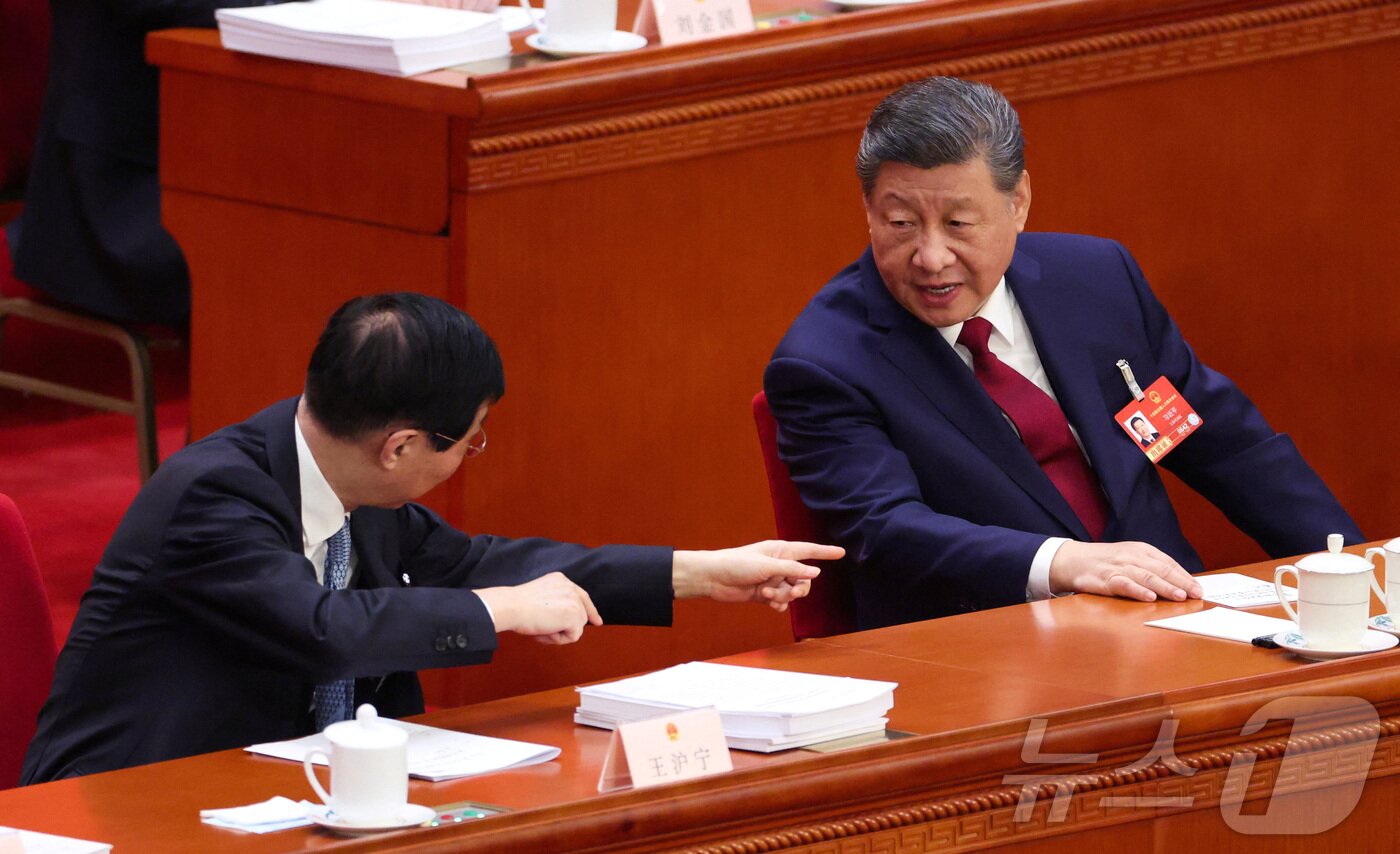 본문 이미지 - 5일 중국 베이징 인민대회당에서 개최된 전국인민대표대회 개막식에서 시진핑 주석이 왕후닝 인민정치협상회의 주석과 대화하고 있다. ⓒ 로이터=뉴스1