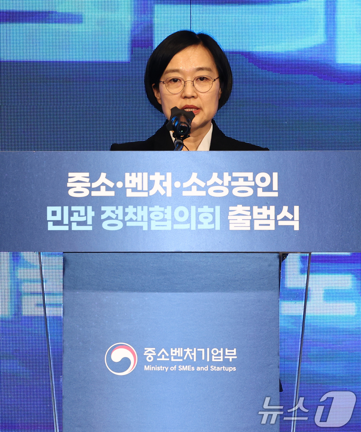(서울=뉴스1) 최지환 기자 = 한성숙 중소벤처기업부 장관이 5일 오후 서울 영등포구 중소기업중앙회에서 열린 중소·벤처·소상공인 민관 정책협의회 출범식에서 인사말을 하고 있다. 2 …