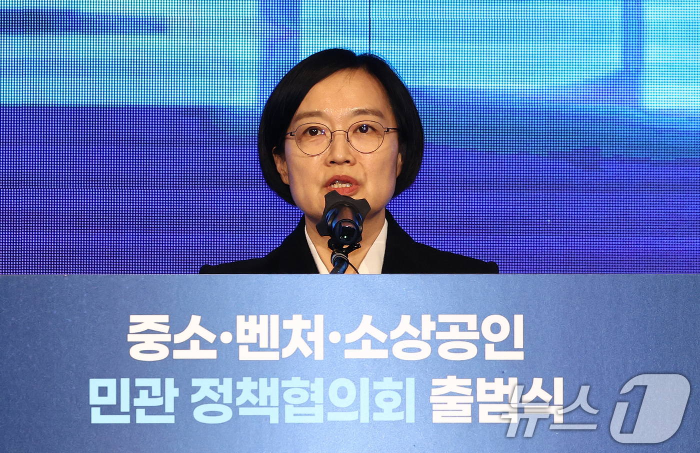 (서울=뉴스1) 최지환 기자 = 한성숙 중소벤처기업부 장관이 5일 오후 서울 영등포구 중소기업중앙회에서 열린 중소·벤처·소상공인 민관 정책협의회 출범식에서 인사말을 하고 있다. 2 …