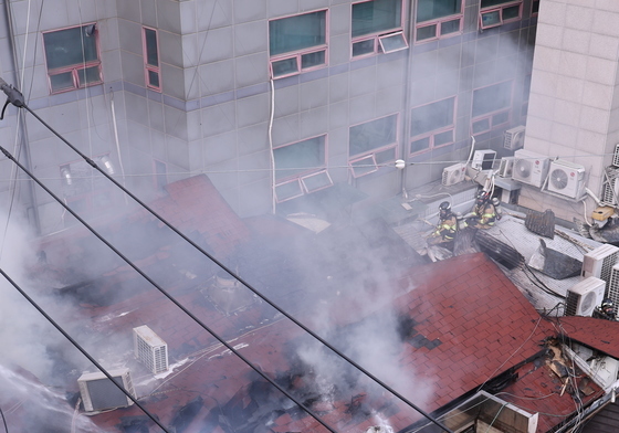 종묘 인근 건물 화재 진압하는 소방대원들