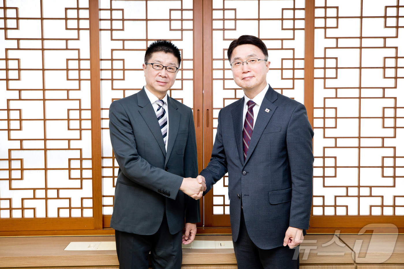 (서울=뉴스1) = 류명 과학기술정보통신부 제2차관이 5일 오후 서울 중구 한국지능정보사회진흥원 서울사무소에서 니우 이빙 중국 국가인터넷정보판공실 부주임과 면담 후 기념촬영을 하고 …