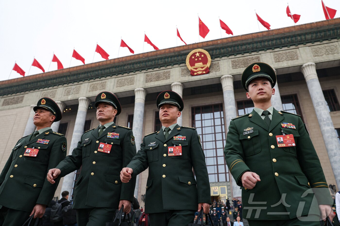 본문 이미지 - 중국 인민해방군 소속 군인이 5일 베이징에서 개최된 전국인민대표대회 개막식에 참석했다. ⓒ 로이터=뉴스1