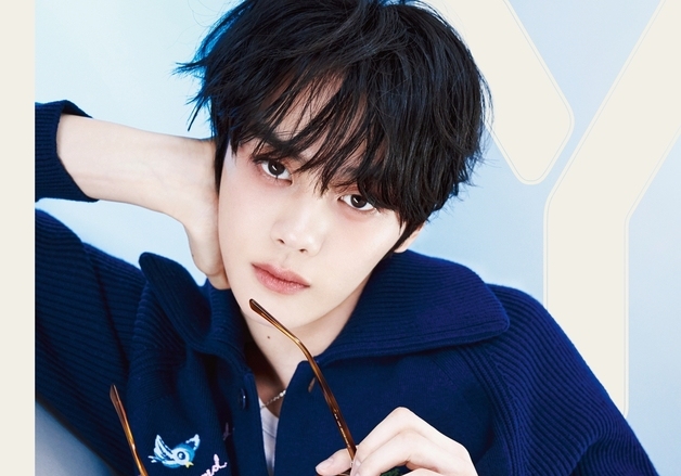 제베원 김규빈, 얼굴로 완성한 매거진 커버…소년과 남자의 경계 [N화보]