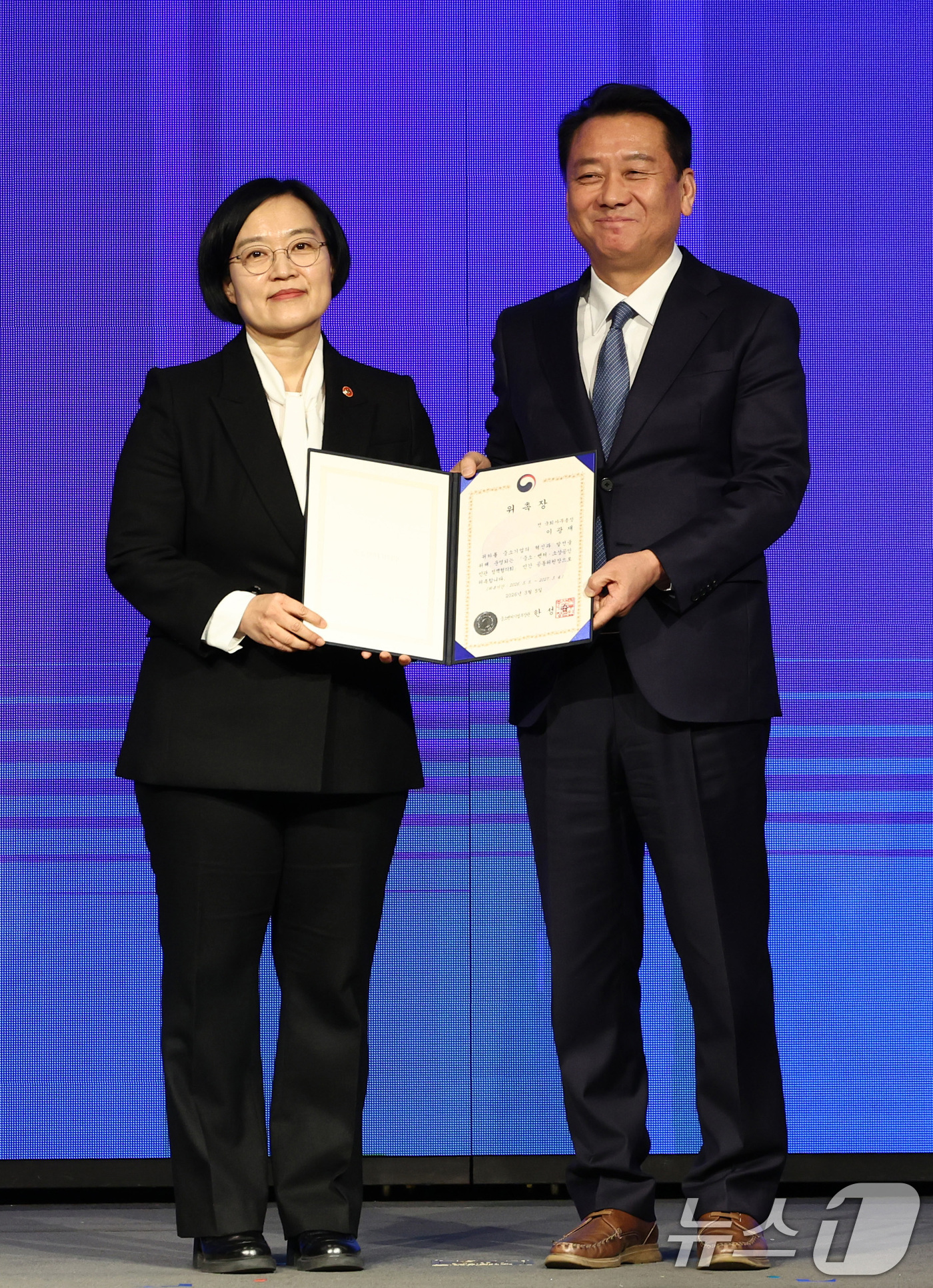 (서울=뉴스1) 최지환 기자 = 한성숙 중소벤처기업부 장관이 5일 오후 서울 영등포구 중소기업중앙회에서 열린 중소·벤처·소상공인 민관 정책협의회 출범식에서 이광재 공동위원장에게 위 …