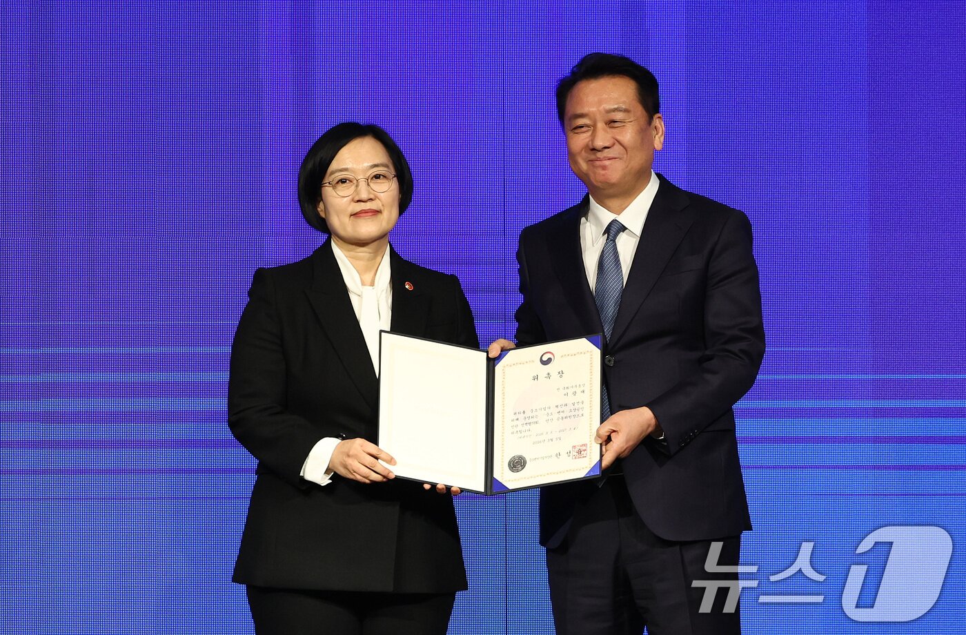 본문 이미지 - 한성숙 중소벤처기업부 장관이 5일 오후 서울 영등포구 중소기업중앙회에서 열린 중소·벤처·소상공인 민관 정책협의회 출범식에서 이광재 공동위원장에게 위촉장을 수여한 뒤 함께 기념촬영을 하고 있다. 2026.3.5 ⓒ 뉴스1 최지환 기자