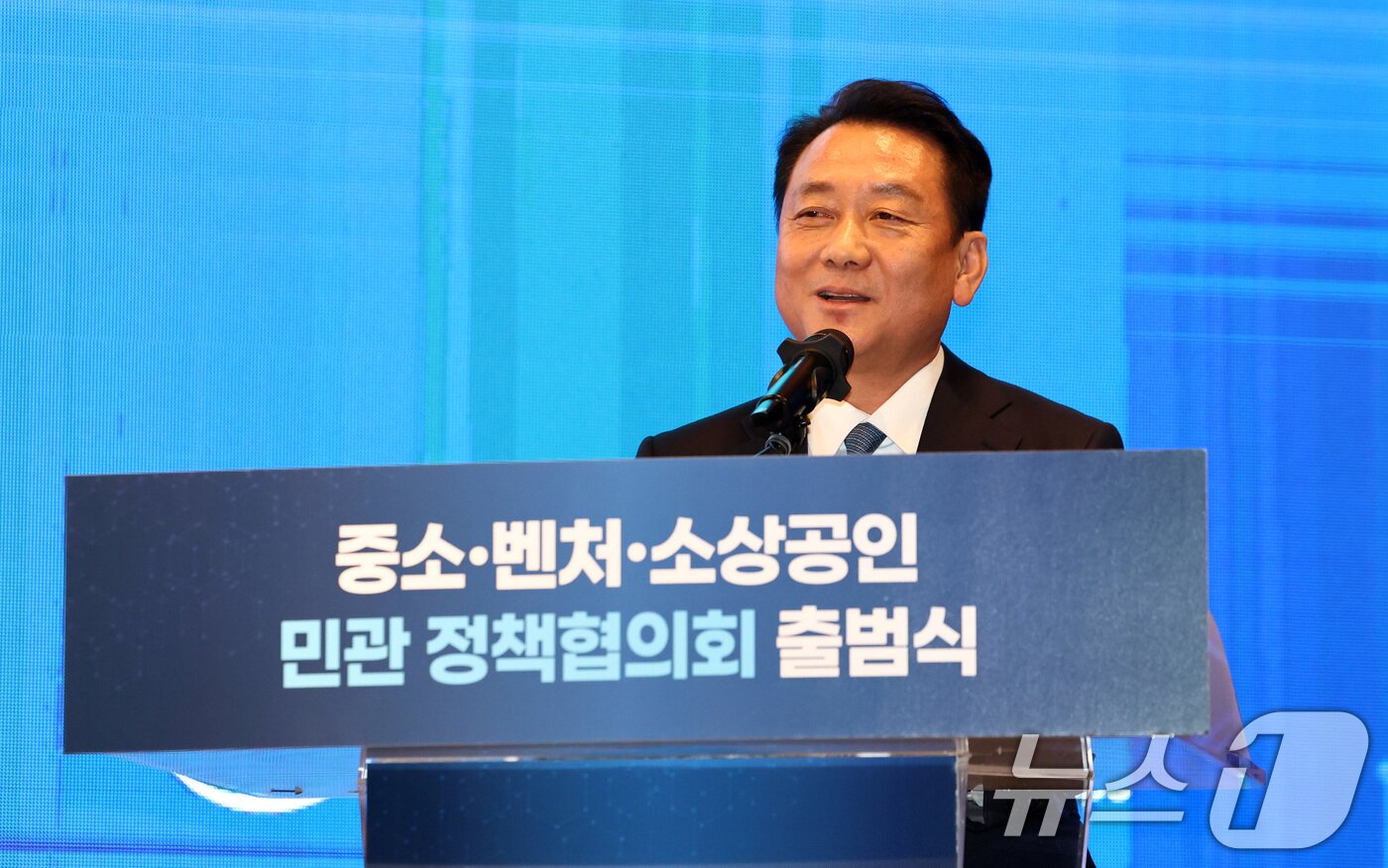 본문 이미지 - 이광재 중소·벤처·소상공인 민관 정책협의회 공동위원장이 5일 오후 서울 영등포구 중소기업중앙회에서 열린 중소·벤처·소상공인 민관 정책협의회 출범식에서 인사말을 하고 있다. 2026.3.5 ⓒ 뉴스1 최지환 기자