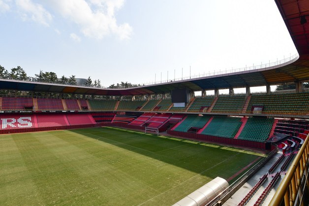 스틸야드에 팔걸이·컵홀더·접이식 의자…포항, 홈구장 관람 환경 개선