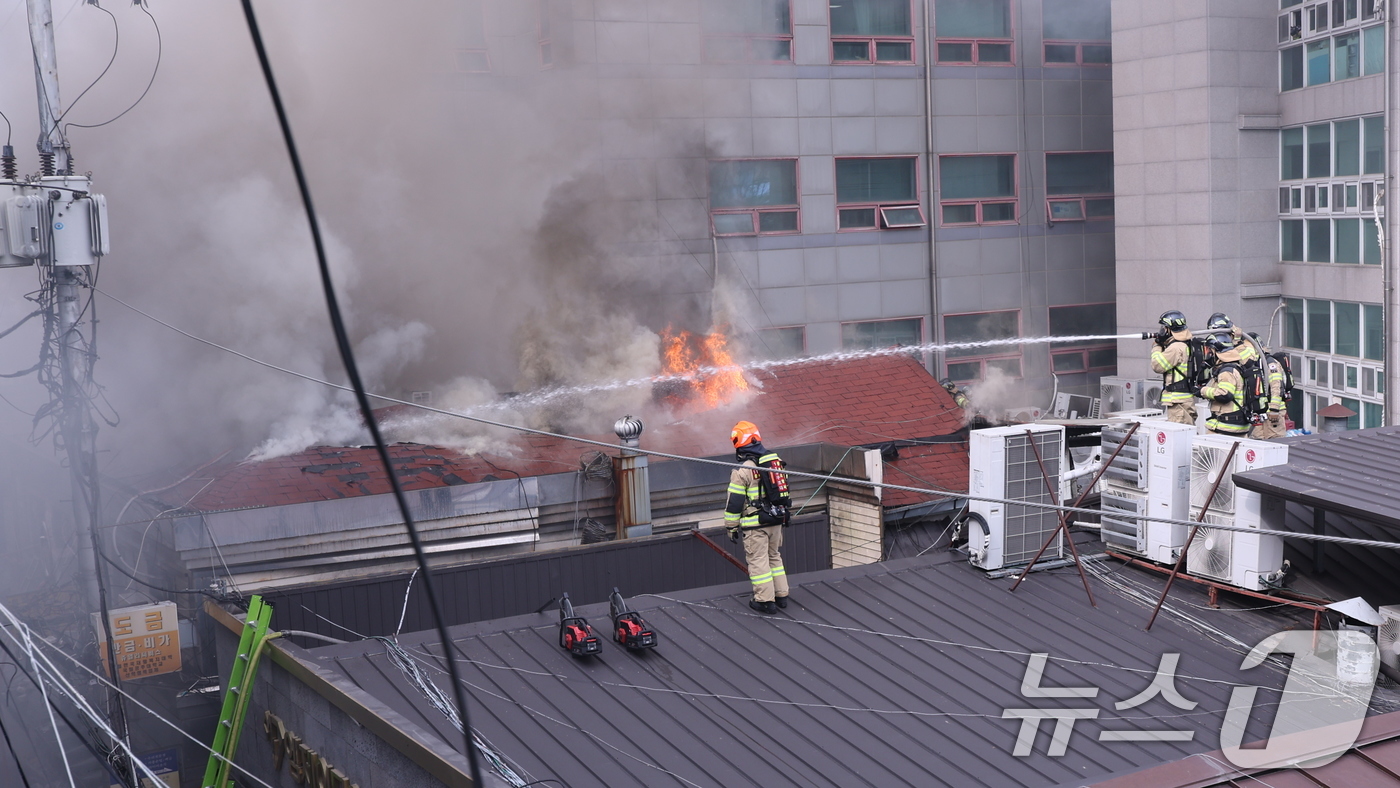 (서울=뉴스1) 박지혜 기자 = 5일 오후 서울 종로구 봉익동 건물에서 화재가 발생해 소방대원들이 화재를 진압하고 있다. 이번 화재로 5명이 대피했다. 2026.3.5/뉴스1
