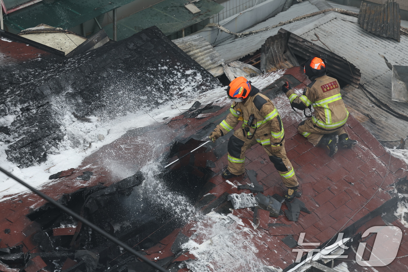 (서울=뉴스1) 박지혜 기자 = 5일 오후 서울 종로구 봉익동 건물에서 화재가 발생해 소방대원들이 화재를 진압하고 있다. 이번 화재로 5명이 대피했다. 2026.3.5/뉴스1