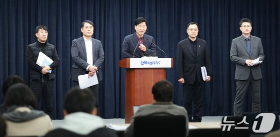 본문 이미지 - 14일 전북도 전·현 주요 간부들이 김관영 도지사를 대신(서울 출장)해 이원택 의원이 제기한 12.3 불법 비상계엄 관련 당시 전북도의 대응 상황을 설명하고 있다.(전북도 제공. 재판매 및 DB금지)/뉴스1