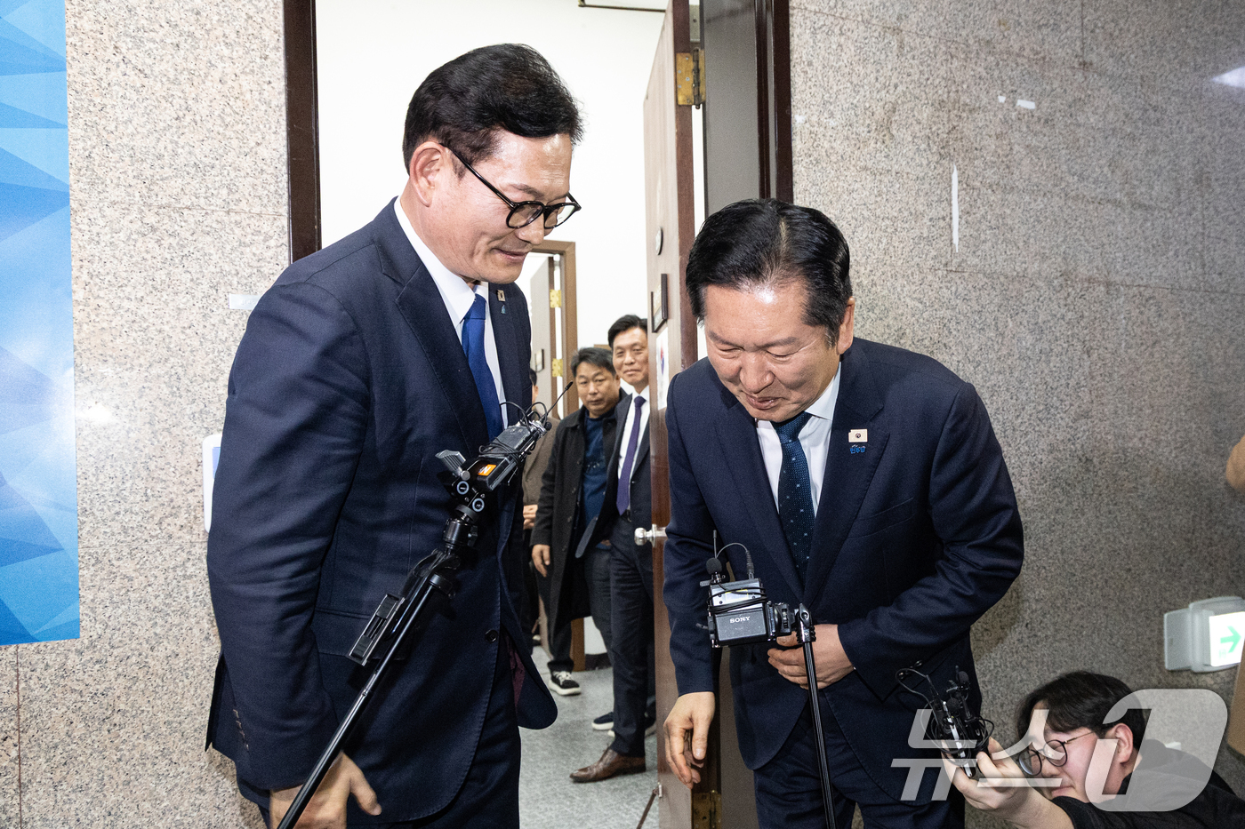 (서울=뉴스1) 이승배 기자 = 정청래 더불어민주당 대표가 5일 서울 여의도 국회에서 송영길 전 대표와 면담을 마치고 인사하고 있다. 2026.3.5/뉴스1