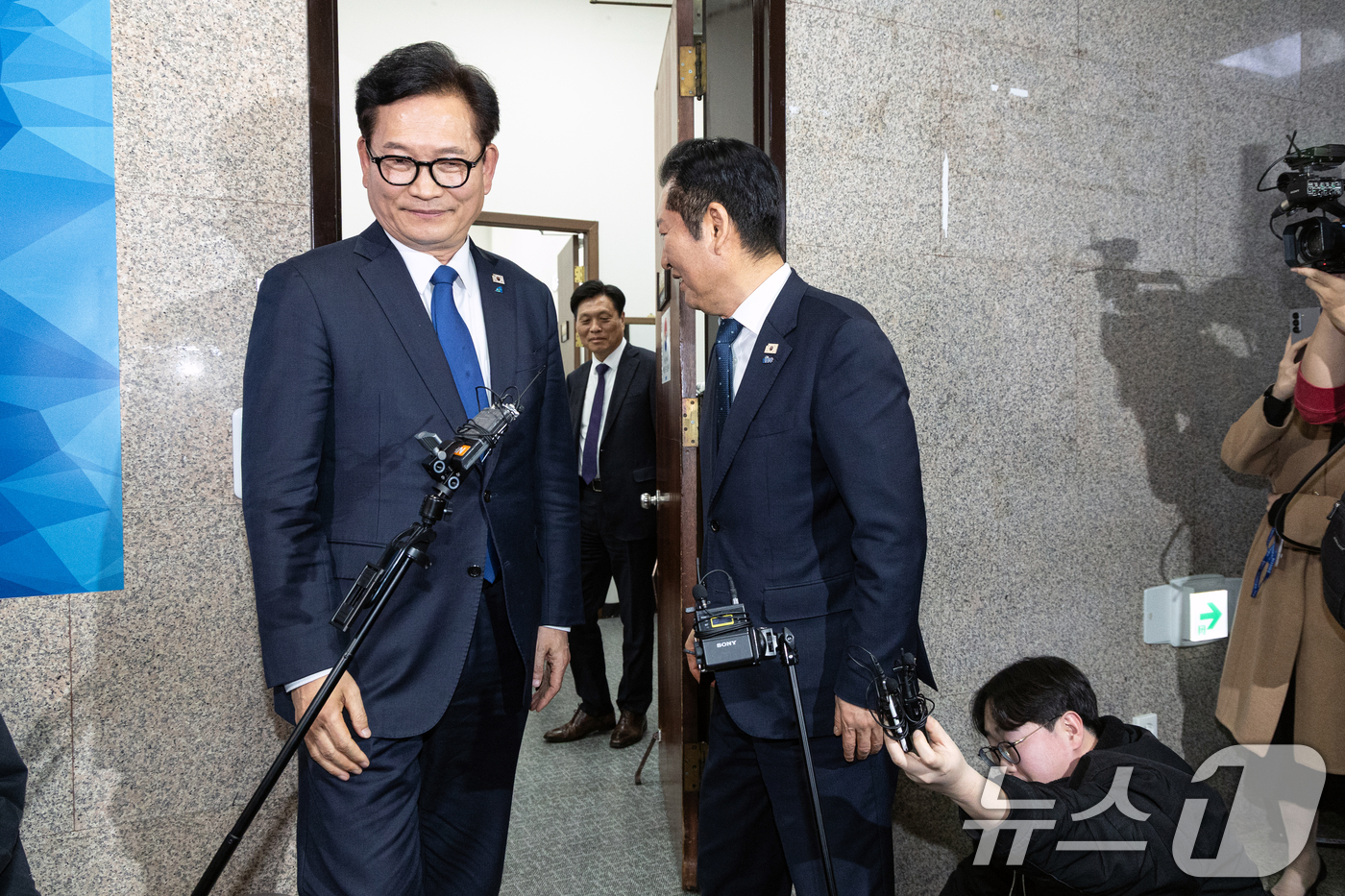 (서울=뉴스1) 이승배 기자 = 정청래 더불어민주당 대표가 5일 서울 여의도 국회에서 송영길 전 대표와 면담을 마치고 대표실로 들어가고 있다. 2026.3.5/뉴스1